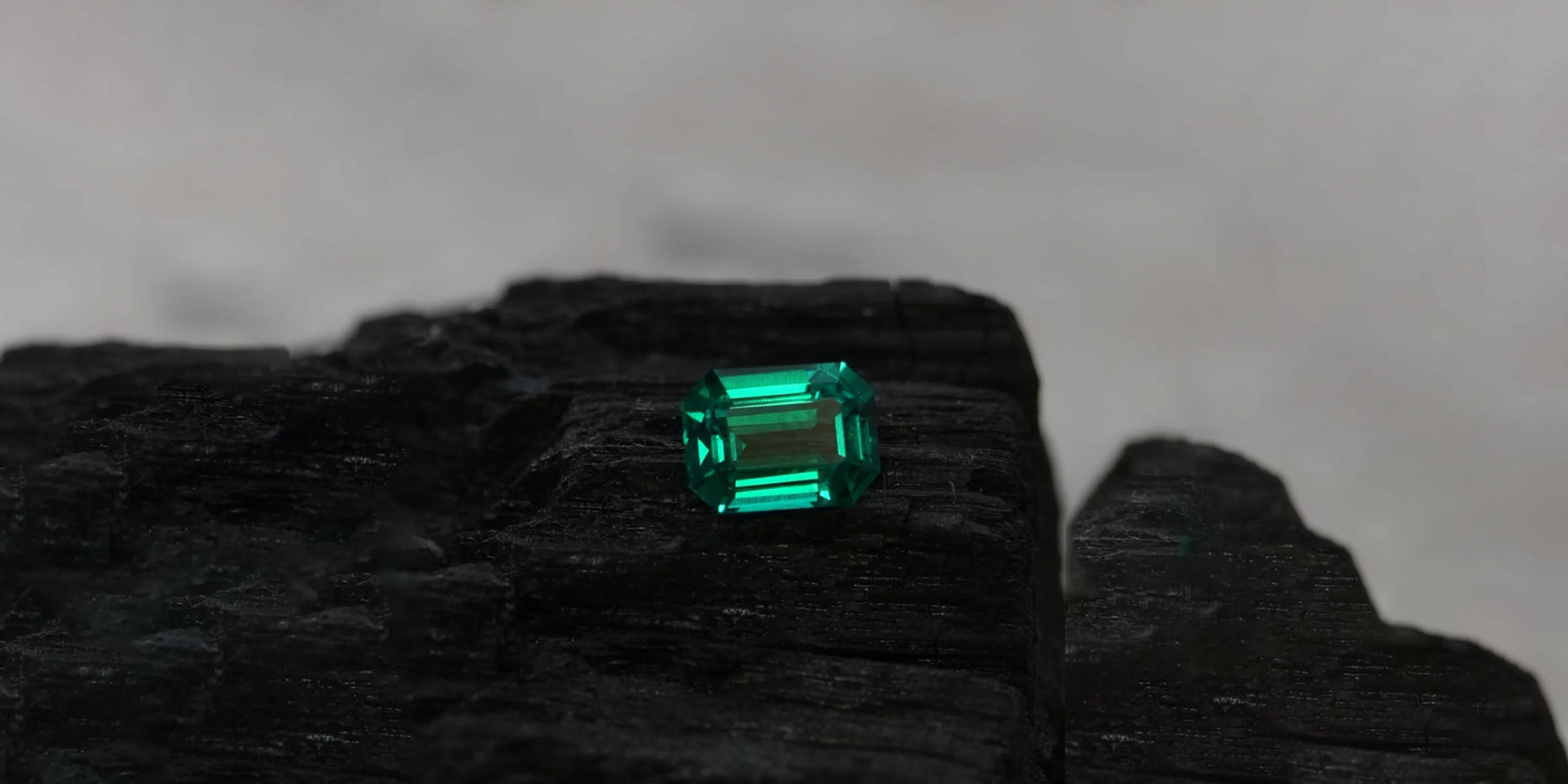 Verde, intensa e cheia de personalidade, a esmeralda é a pedra que representa o mês de maio. Mais do que uma gema bonita, ela carrega uma história rica, um simbolismo profundo e um charme que atravessa séculos.