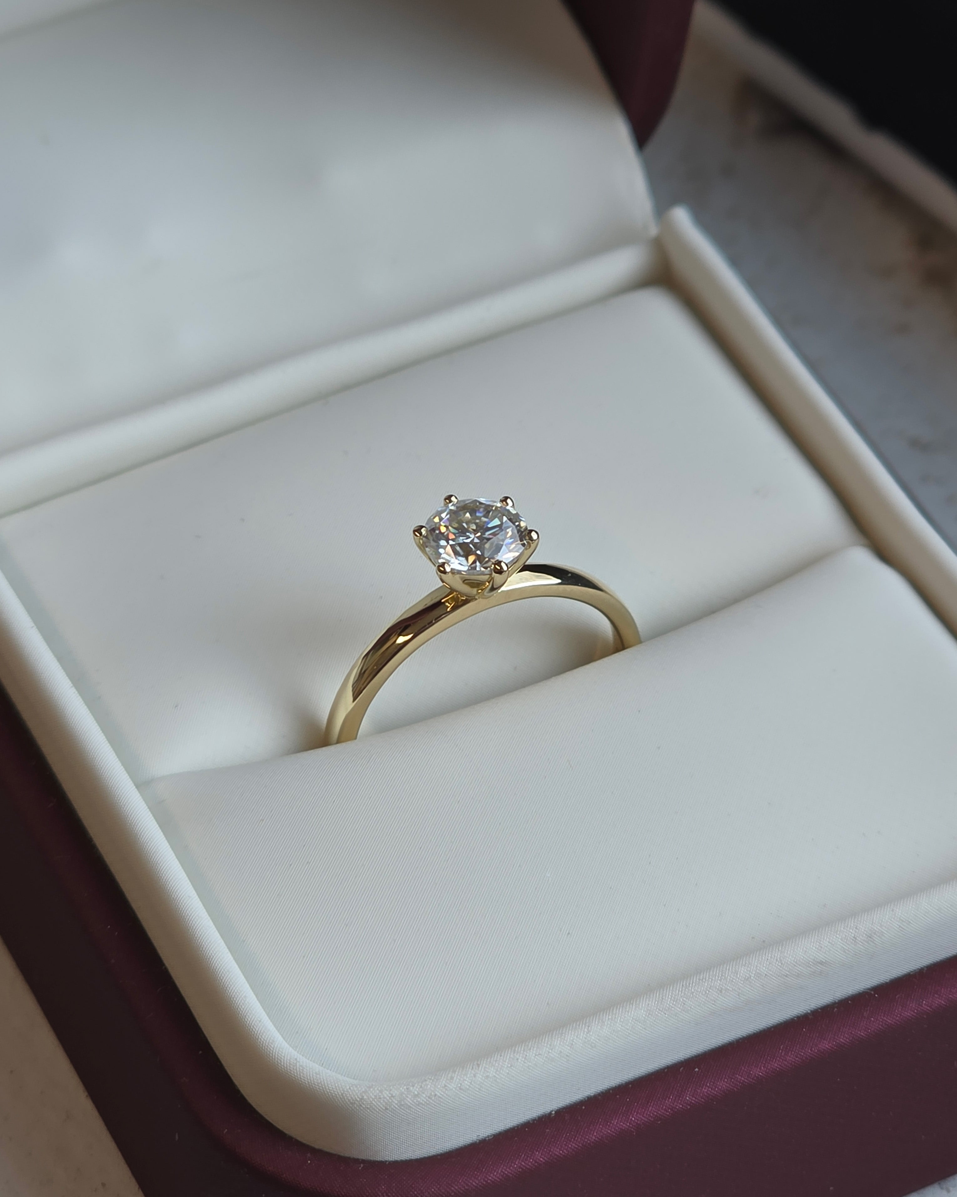 Anel de Noivado Amélie I Moissanite 0,50 ct em Ouro 18K