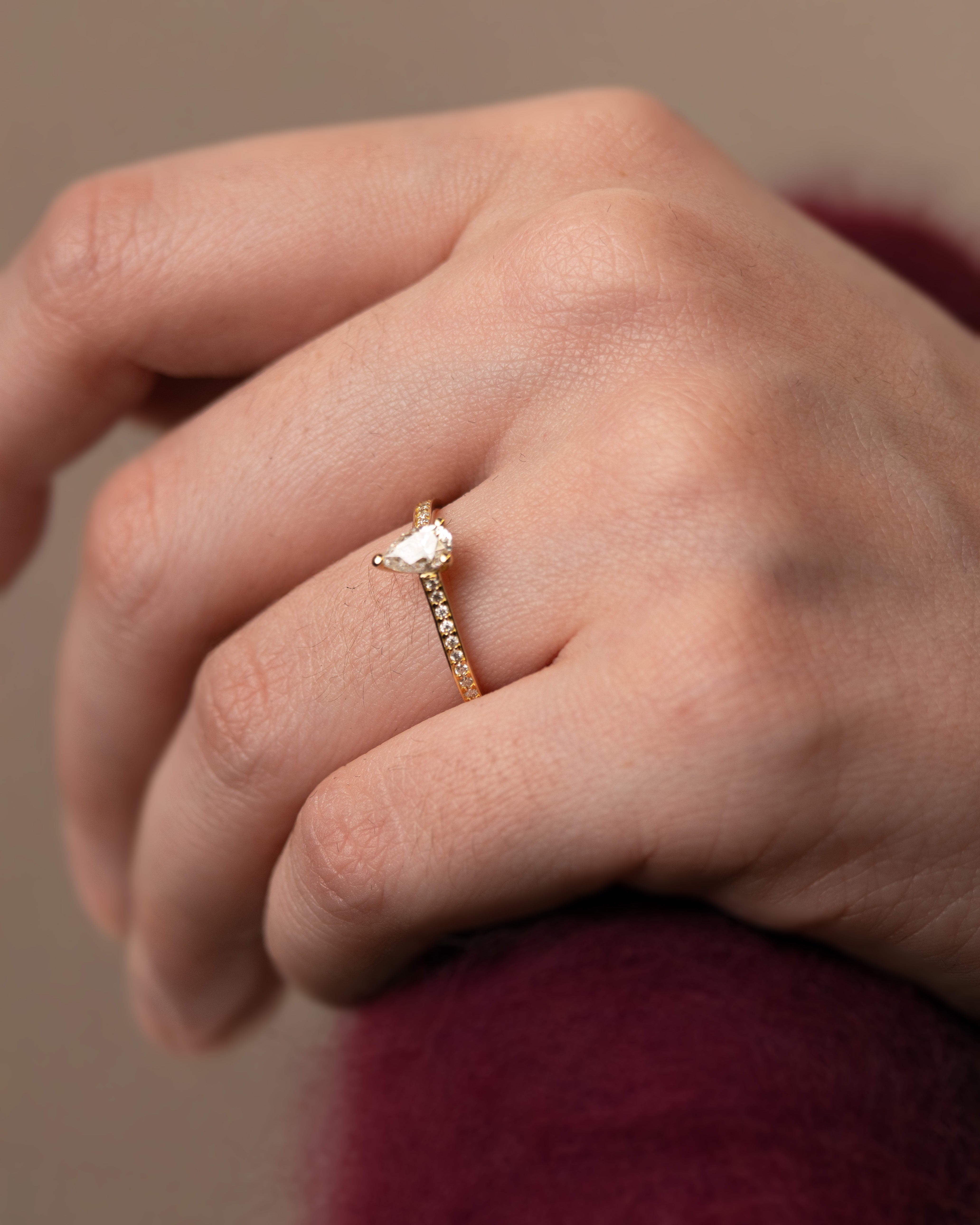 Anel de Noivado Tear em Ouro 18k Amarelo e Moissanite lapidação gota 50pts (0,50 ct) com cravejado nas laterais