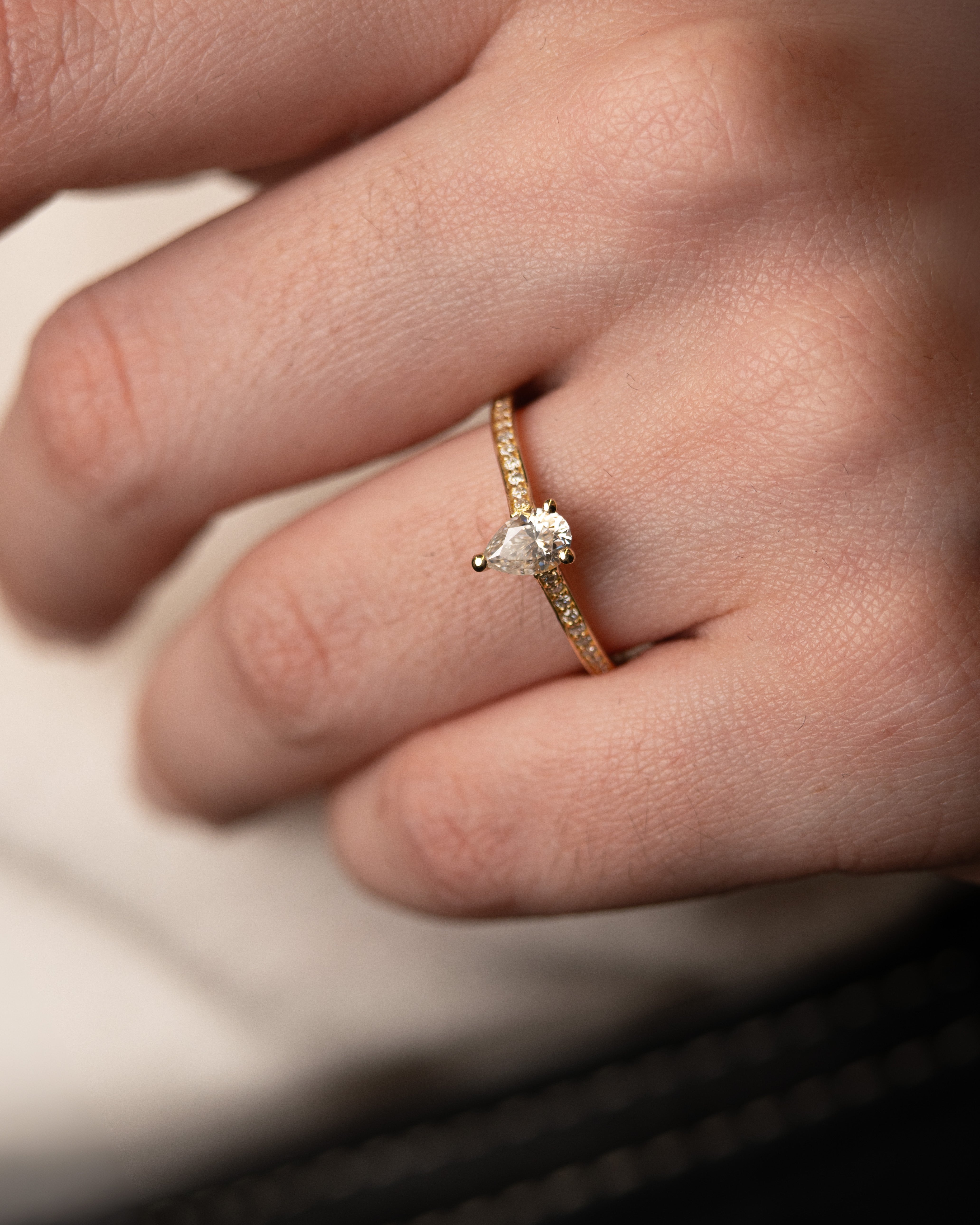 Anel de Noivado Tear em Ouro 18k Amarelo e Moissanite lapidação gota 50pts (0,50 ct) com cravejado nas laterais