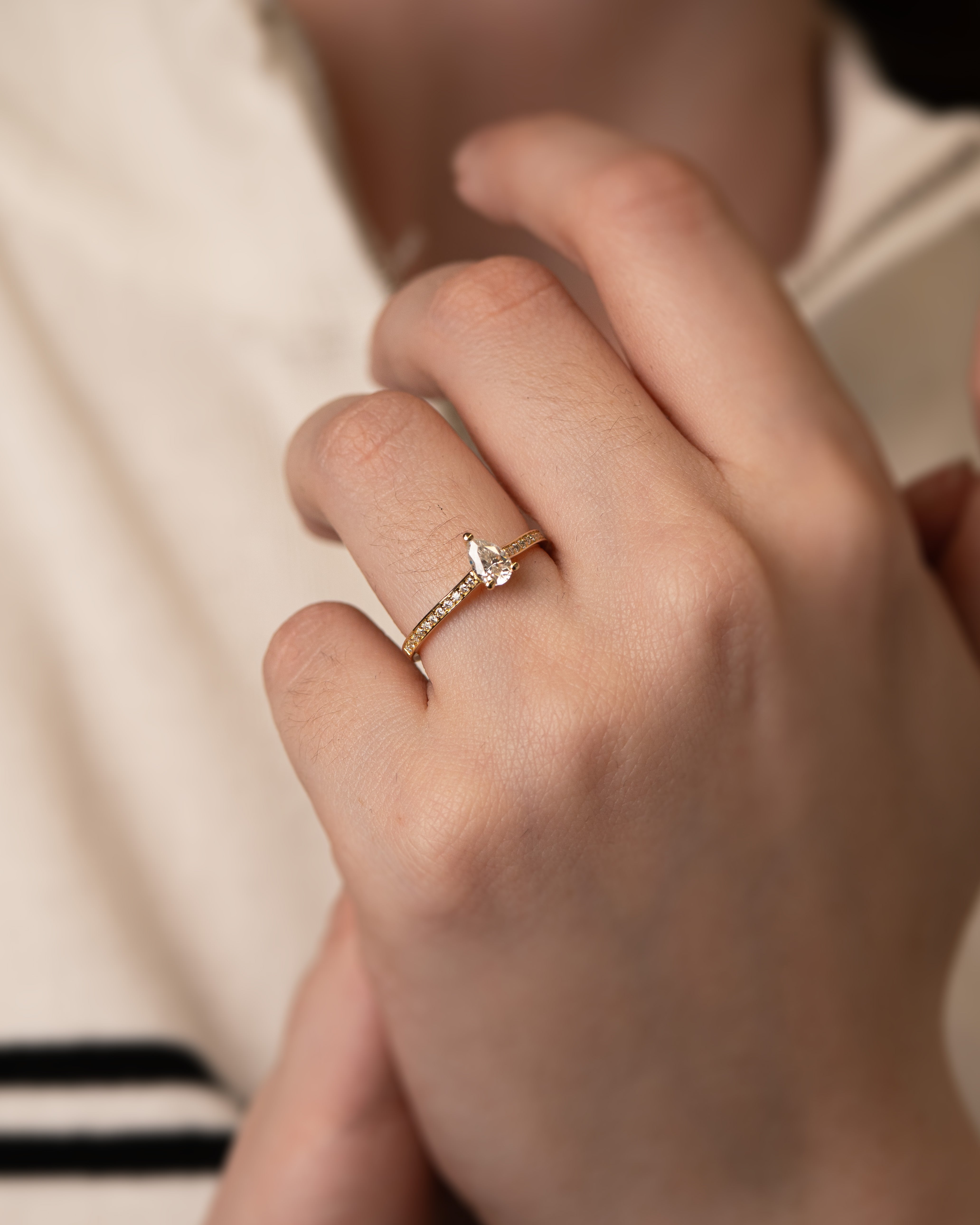 Anel de Noivado Tear em Ouro 18k Amarelo e Moissanite lapidação gota 50pts (0,50 ct) com cravejado nas laterais