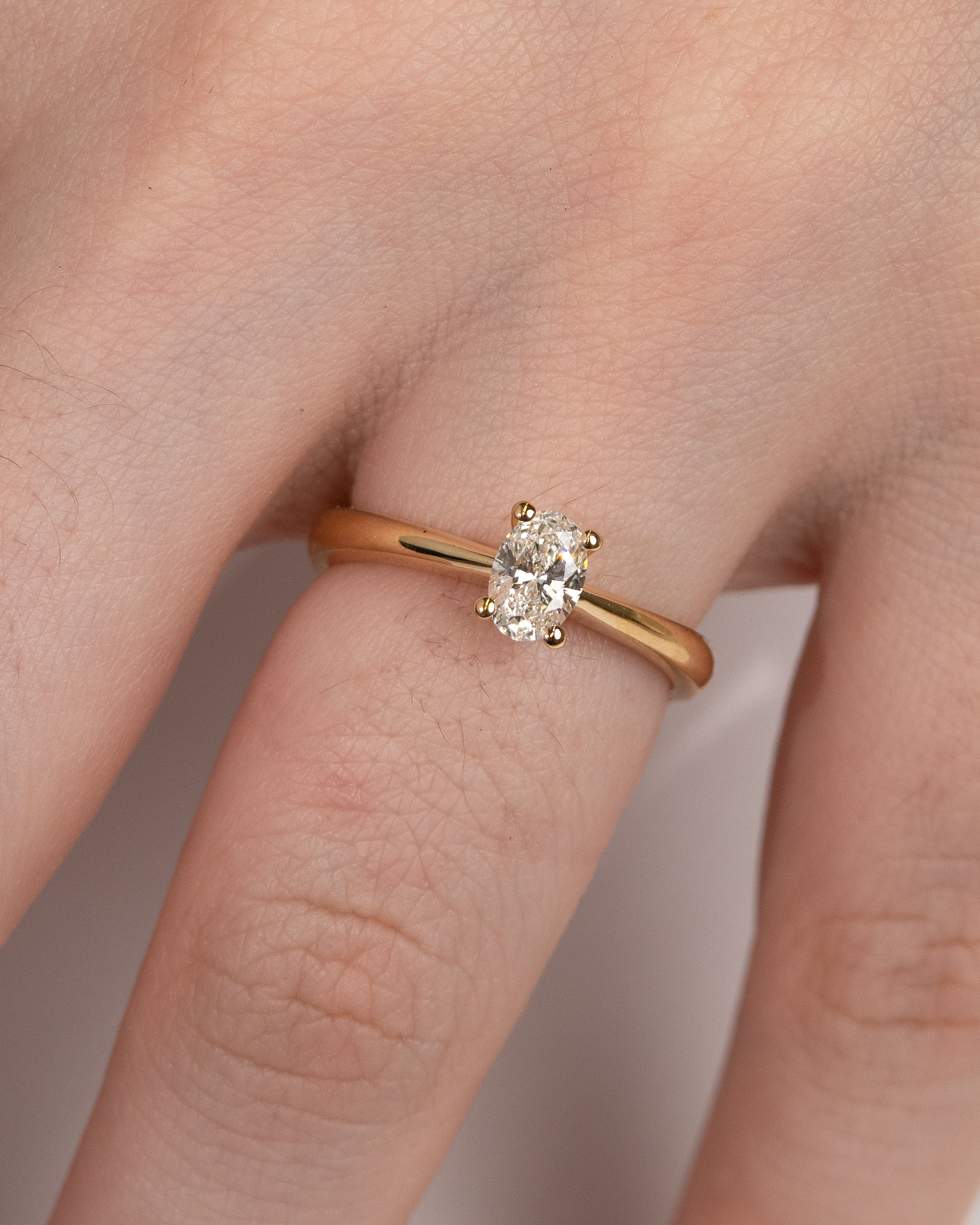 Anel de noivado Anabel em ouro 18k amarelo e diamante oval de 0,40ct