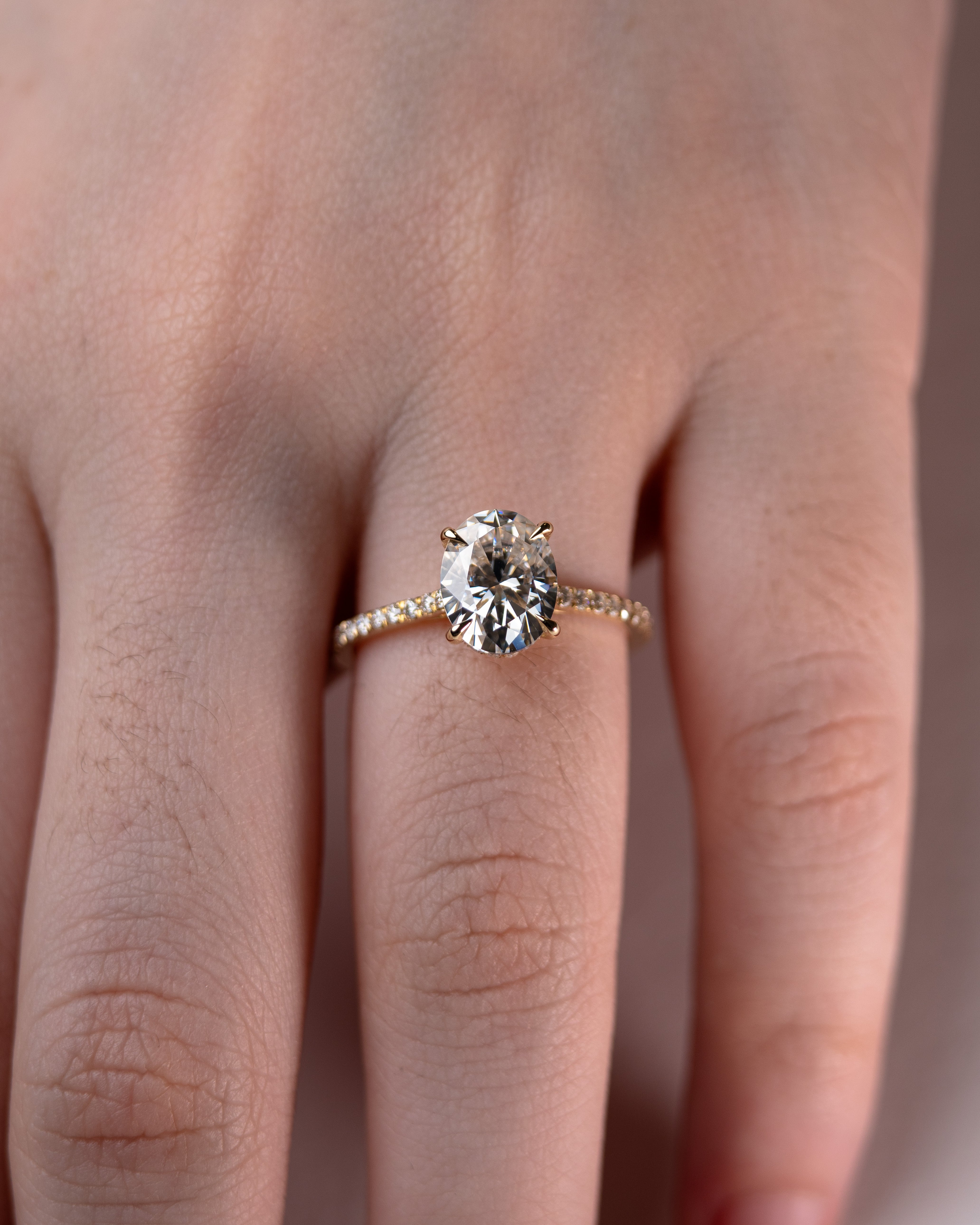 Anel de Noivado Oliva Moissanite 2 CT em Ouro 18K