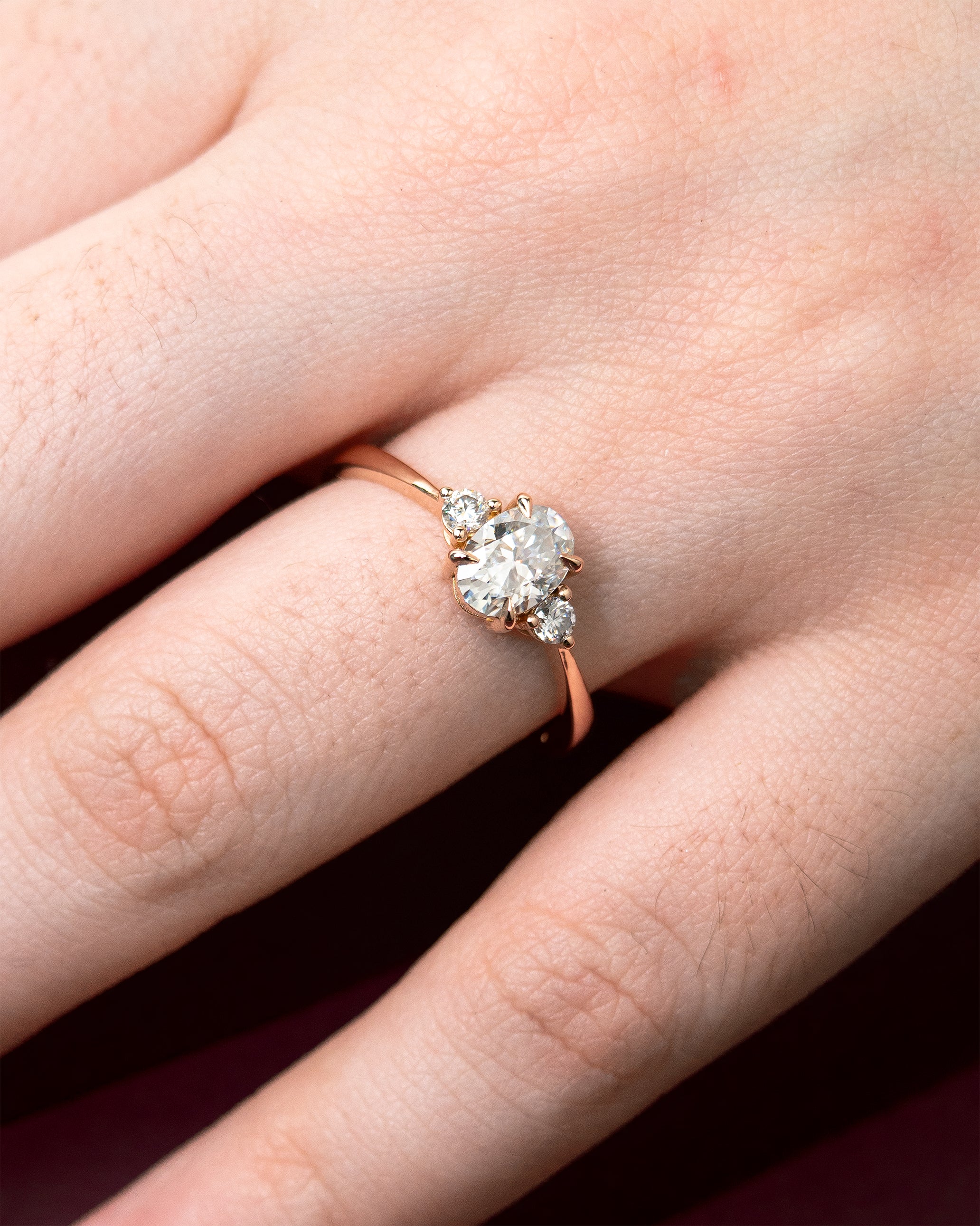 Anel de Noivado Memora Oval Moissanite 1 ct em Ouro 18K