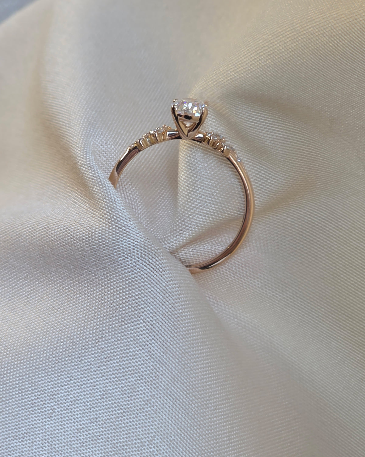 Anel de Noivado Aura Moissanite 1 ct em Ouro 18K