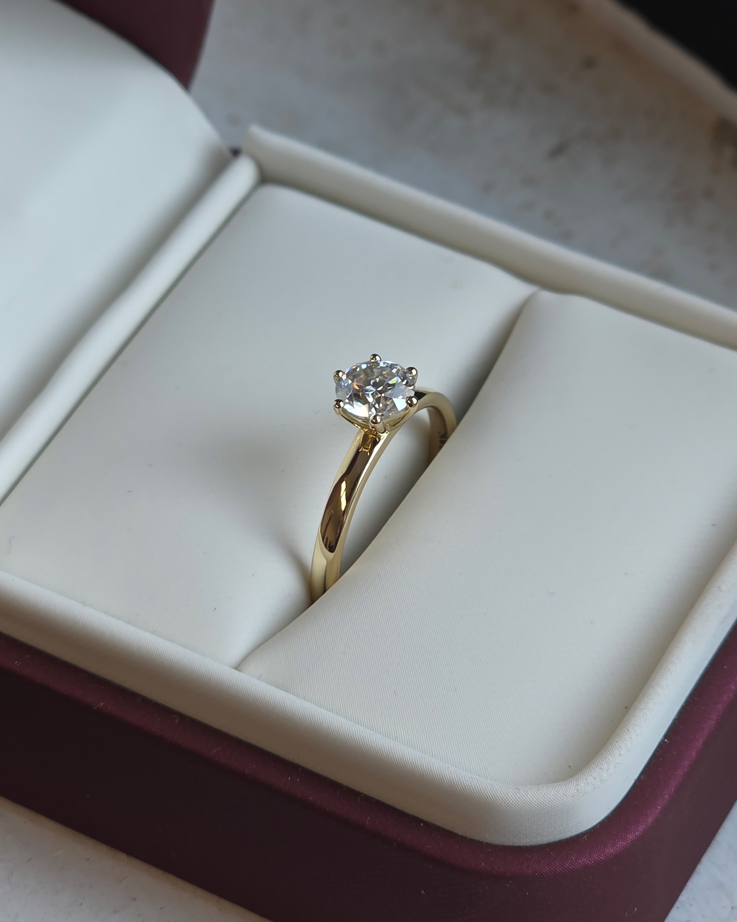 Anel de Noivado Amélie I Moissanite 0,50 ct em Ouro 18K