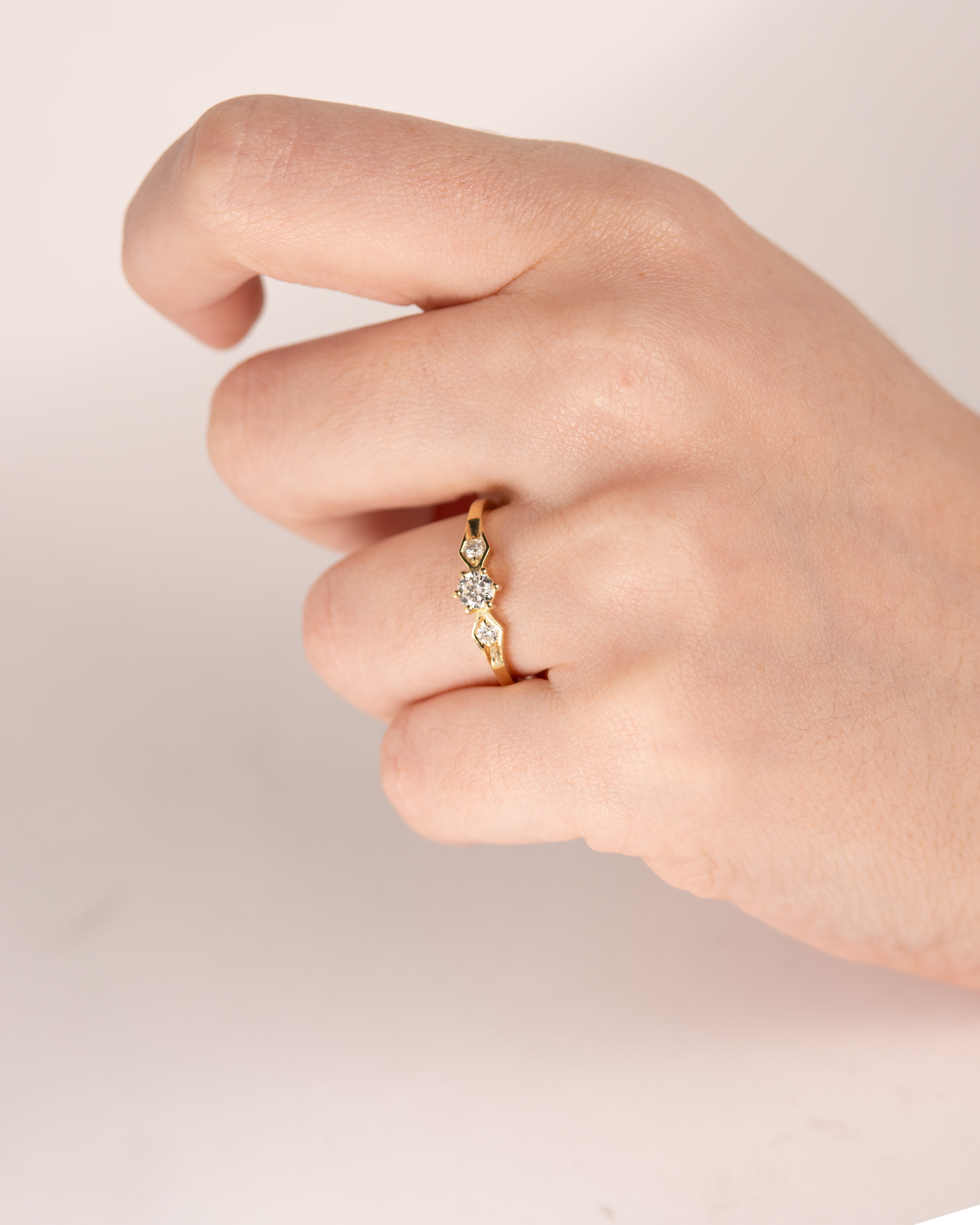 Anel de Noivado Triad Diamante Natural 0,25 ct em Ouro 18K