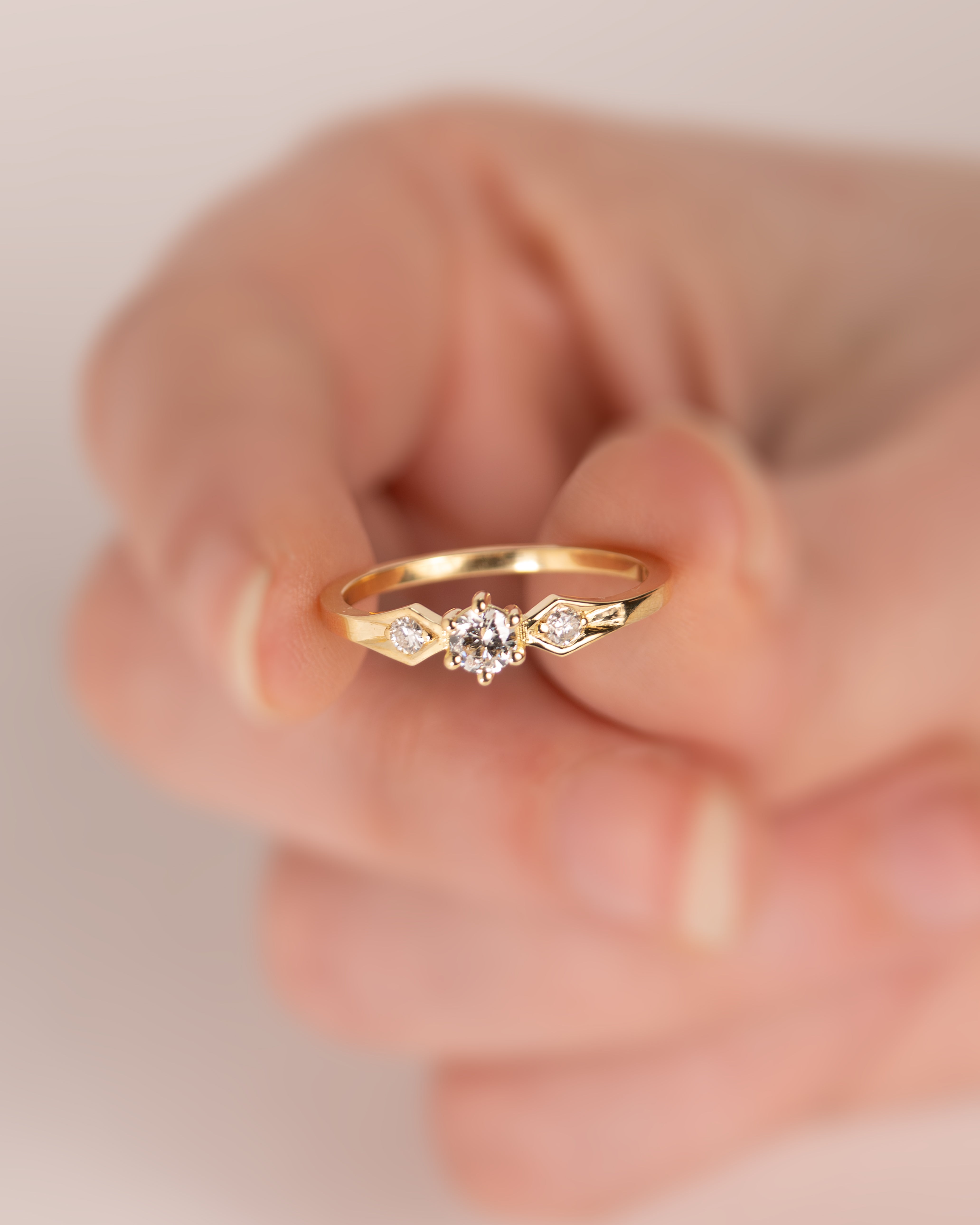 Anel de Noivado Triad Diamante Natural 0,25 ct em Ouro 18K