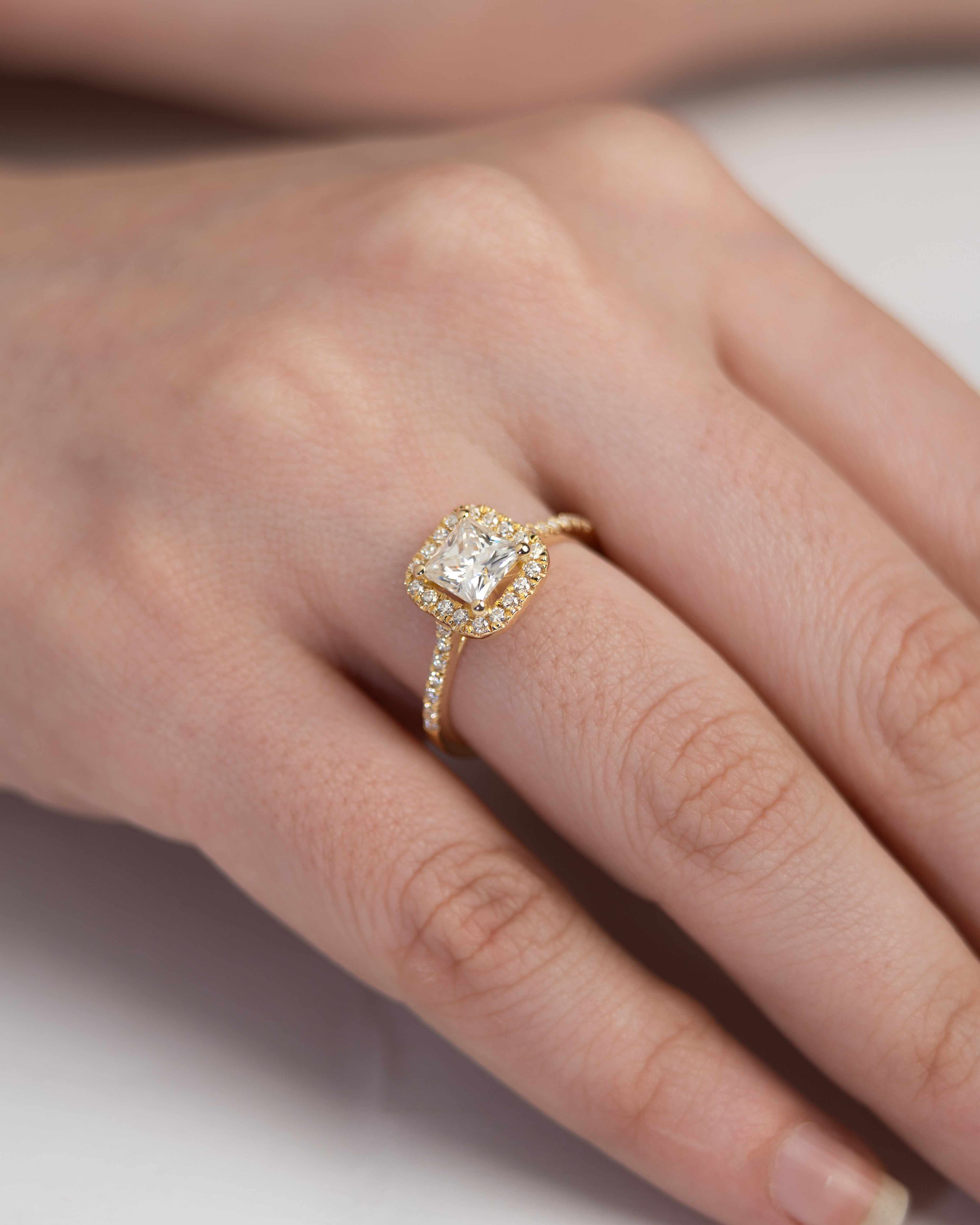 Anel de noivado Nymph com Moissanite lapidação princess 1 CT e halo cravejado em ouro 18k amarelo
