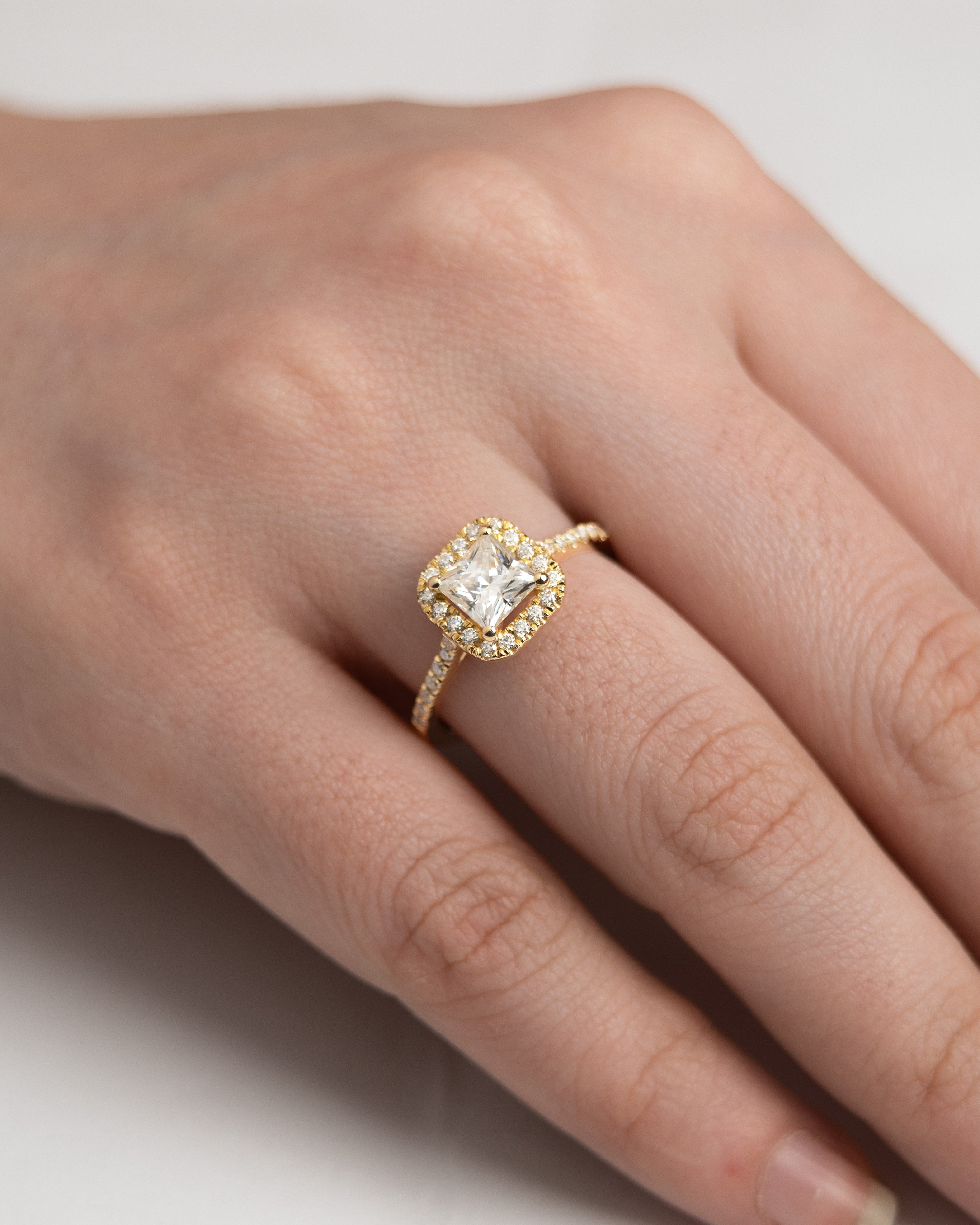 Anel de noivado Nymph com Moissanite lapidação princess 1 CT e halo cravejado em ouro 18k amarelo