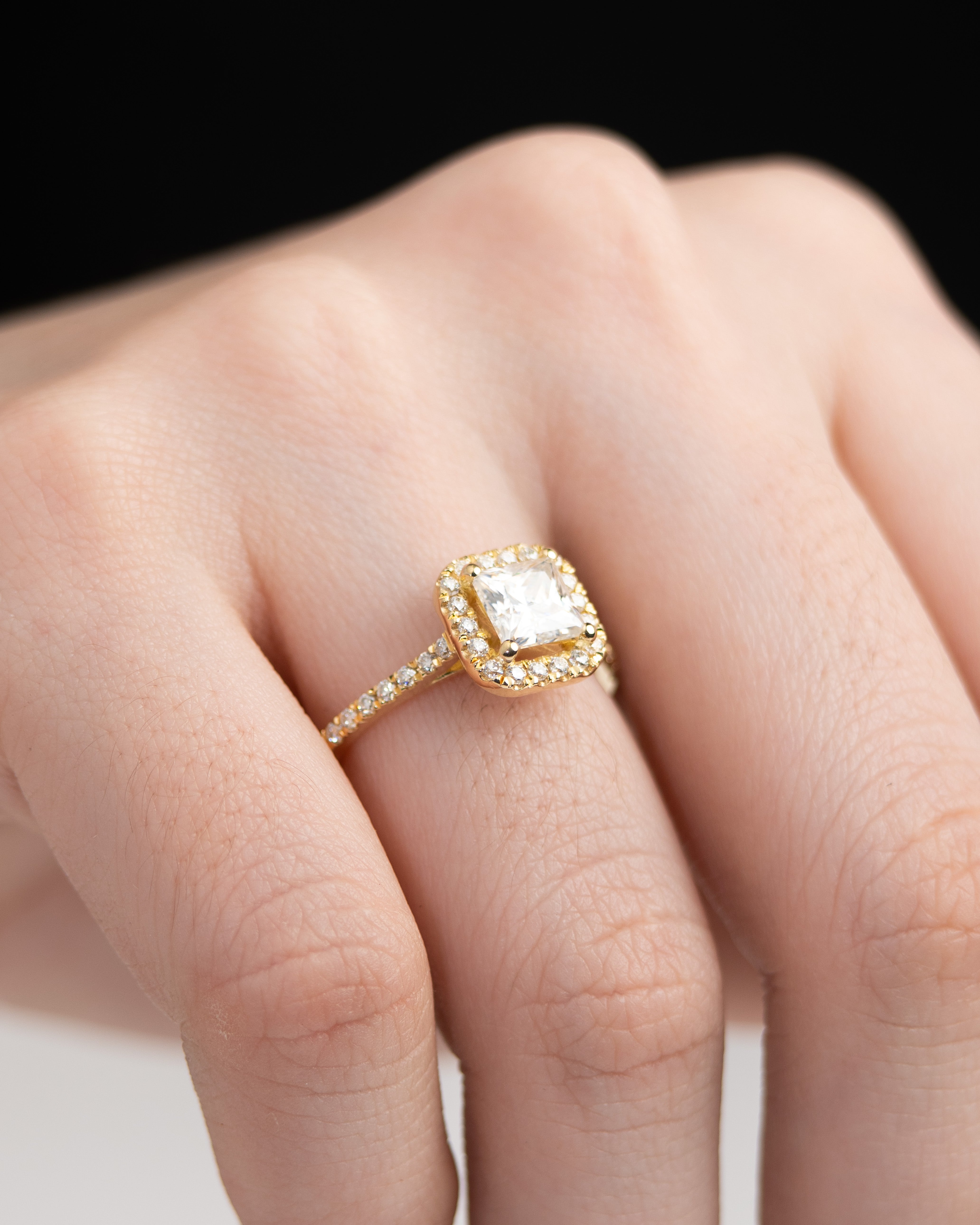 Anel de noivado Nymph com Moissanite lapidação princess 1 CT e halo cravejado em ouro 18k amarelo