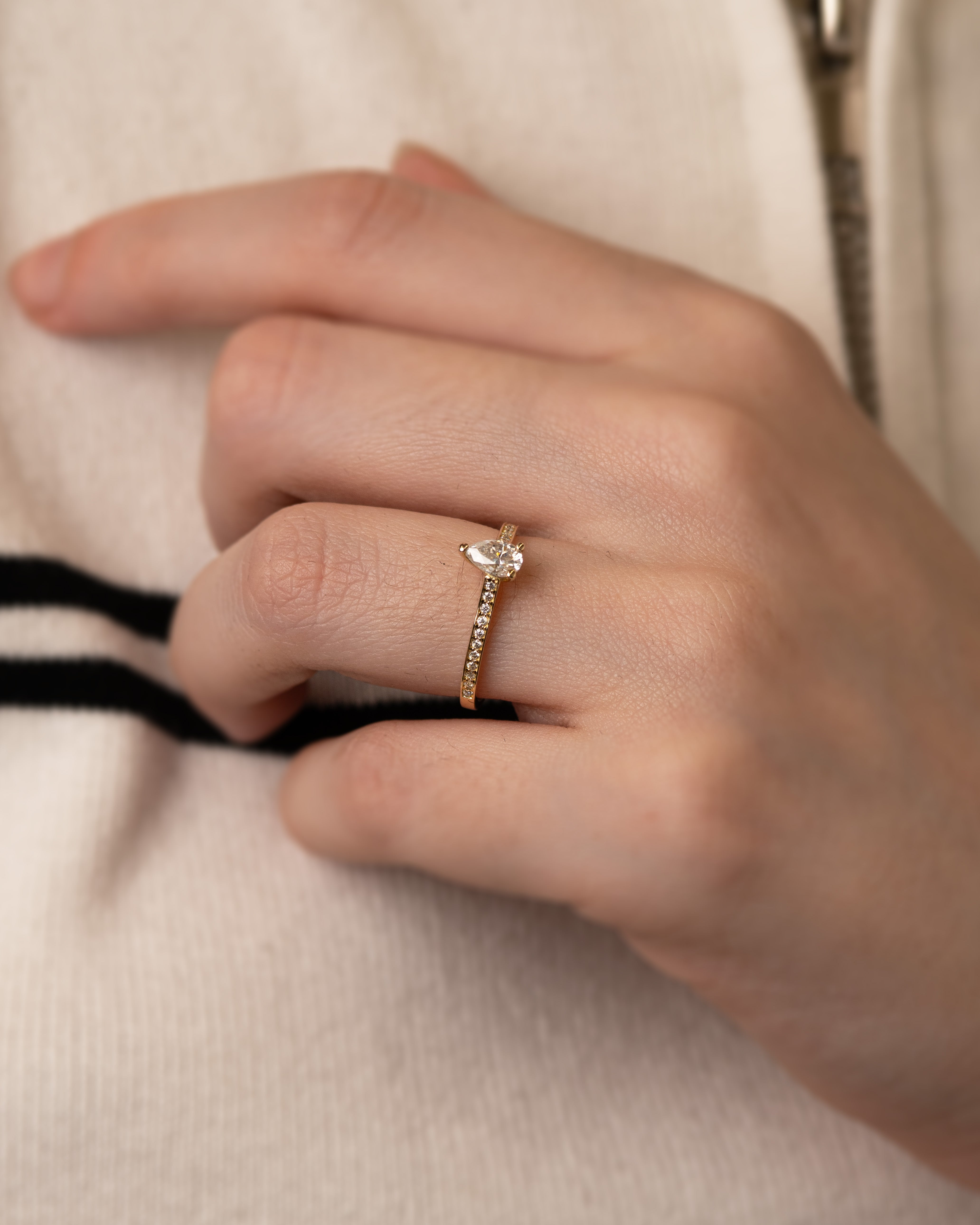 Anel de Noivado Tear em Ouro 18k Amarelo e Moissanite lapidação gota 50pts (0,50 ct) com cravejado nas laterais