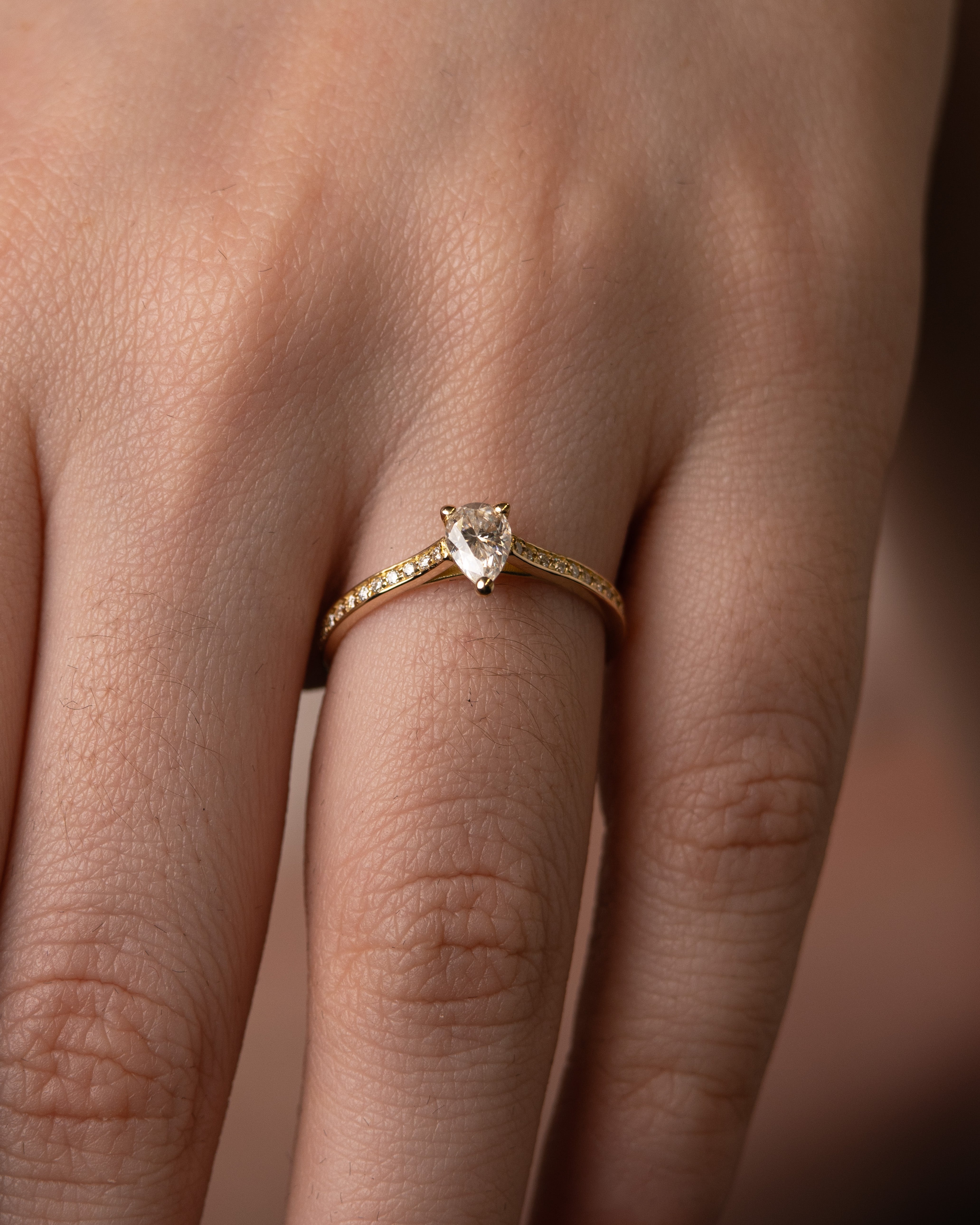 Anel de Noivado Tear em Ouro 18k Amarelo e Moissanite lapidação gota com cravejado nas laterais