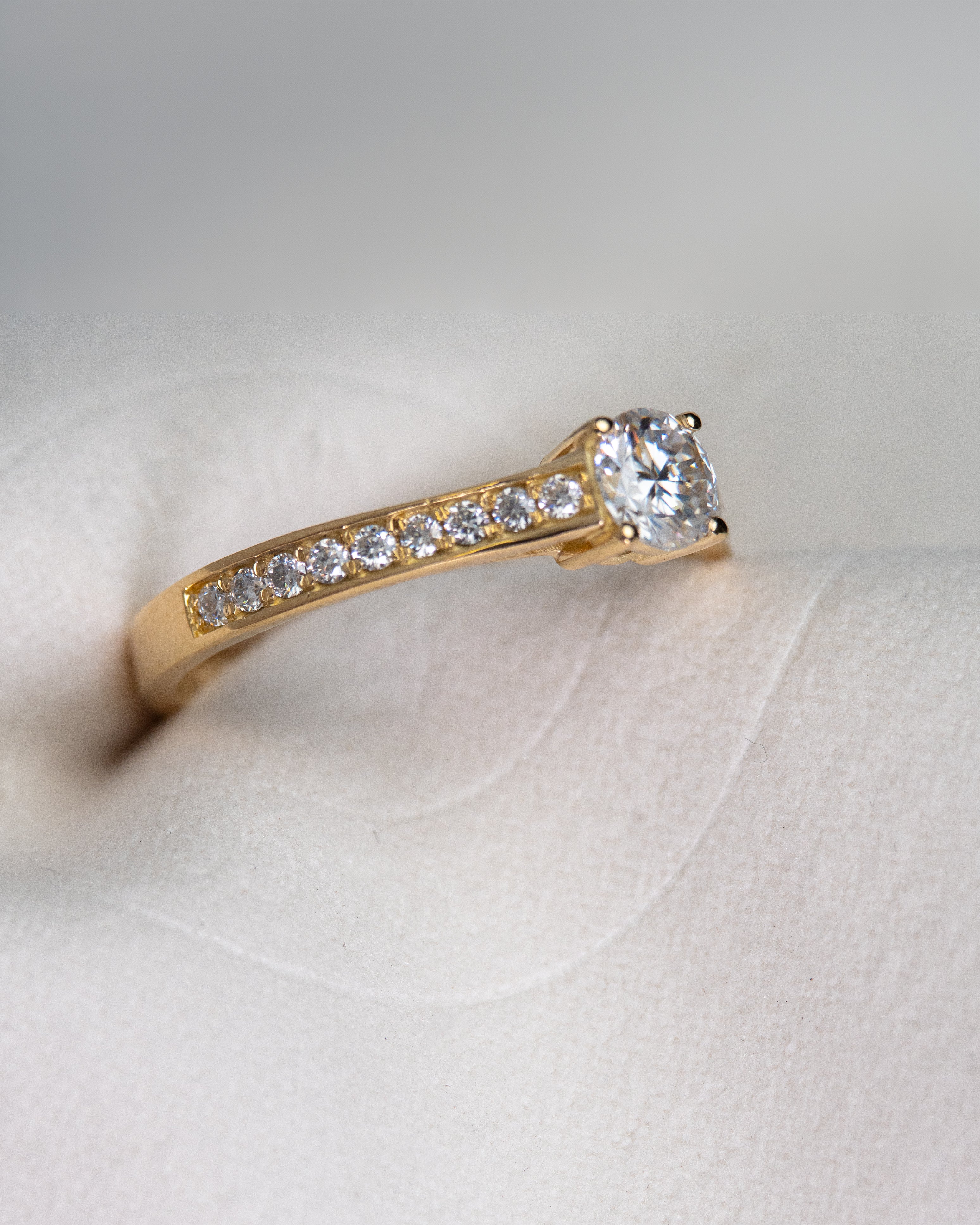 Anel de Noivado Stellae II Magna Moissanite 0,50 ct em Ouro 18K