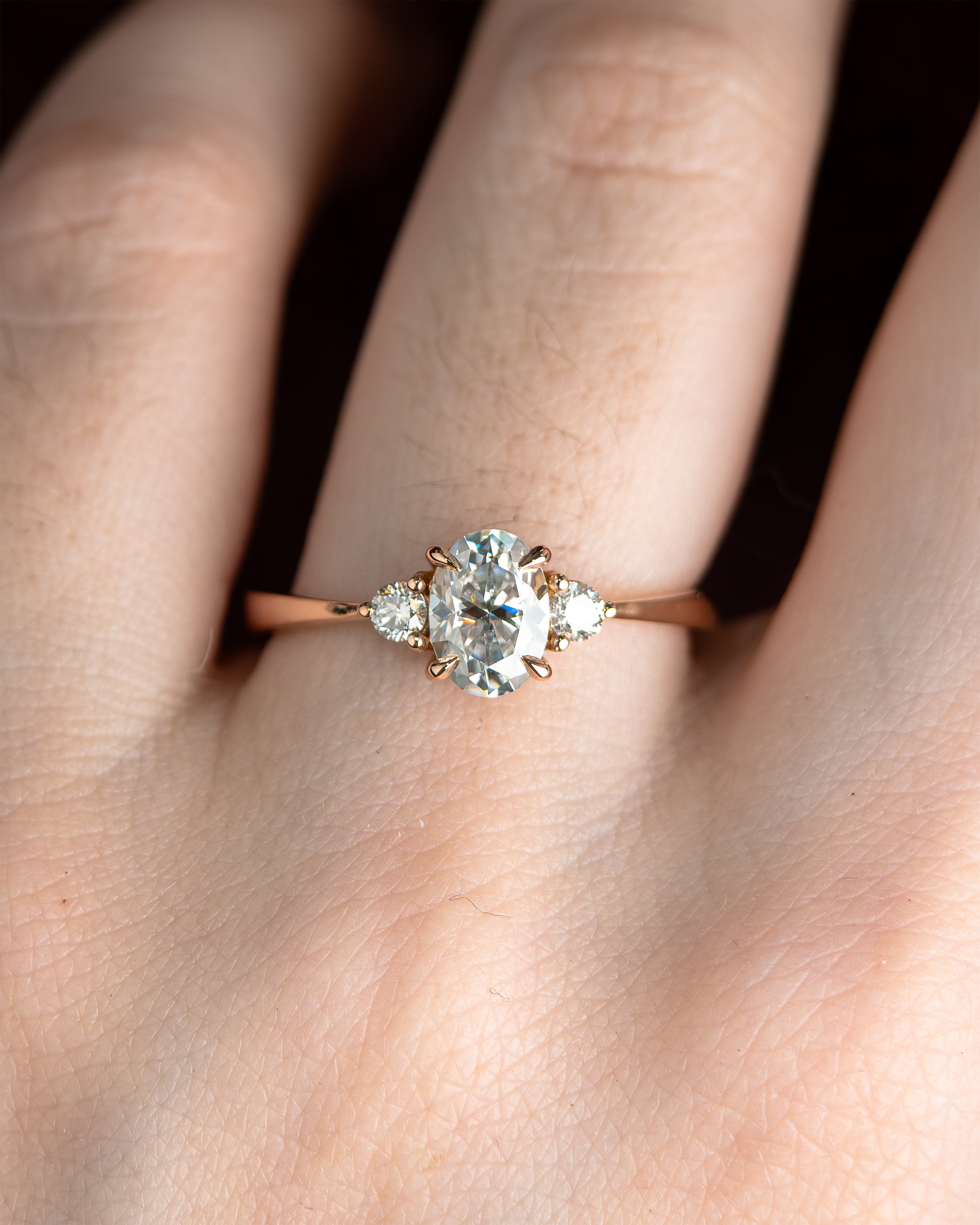 Anel de Noivado Memora Oval Moissanite 1 ct em Ouro 18K