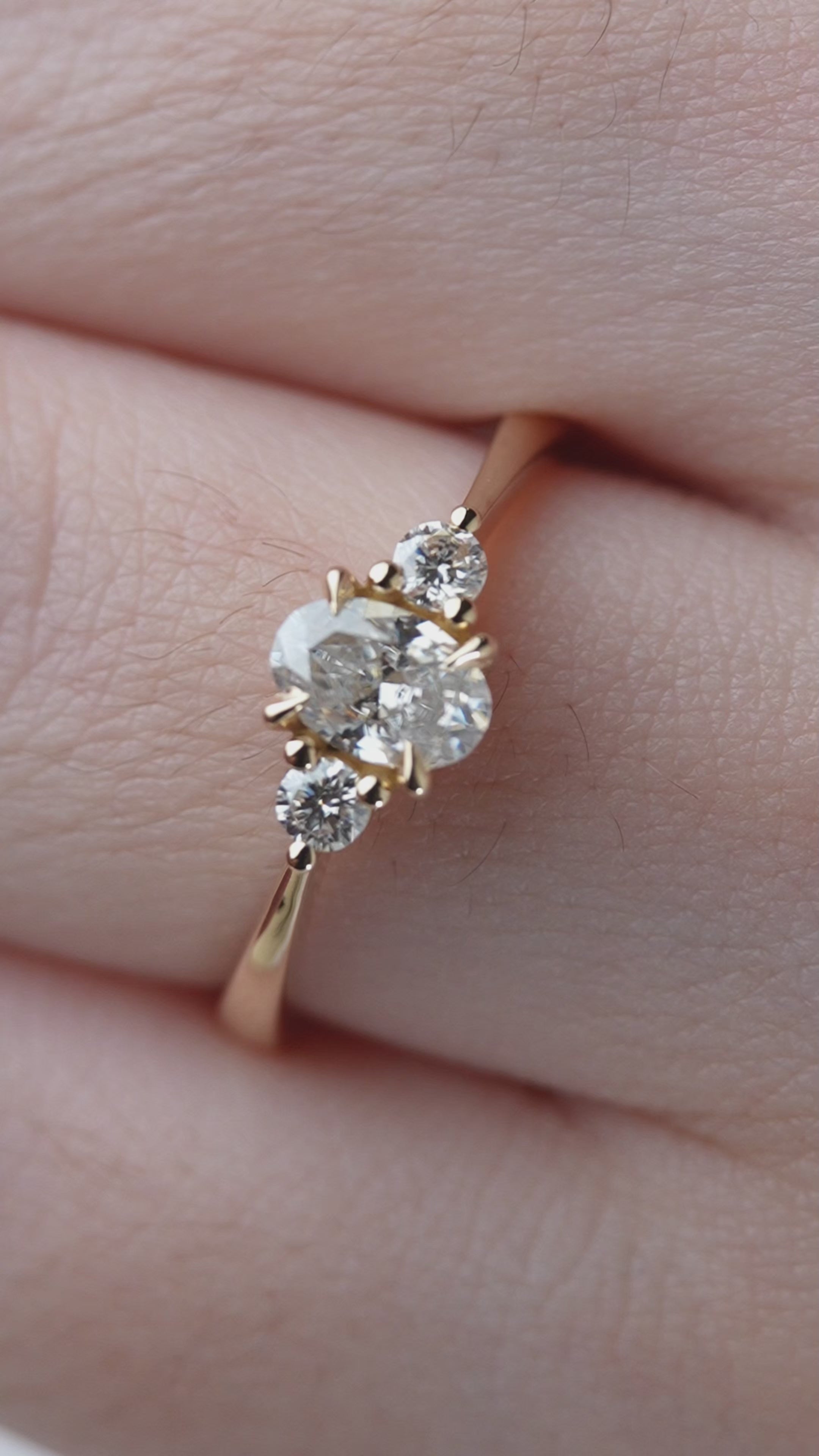 Anel de Noivado Memora Vangolden em Ouro 18k Amarelo e Moissanite Oval